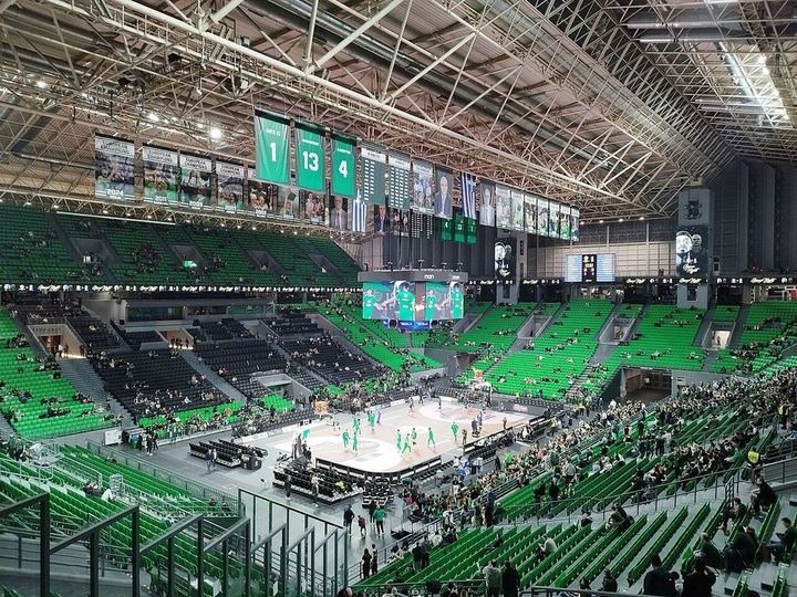 科莫两年从乙级到欧冠，体育场建新看台（封面配图）