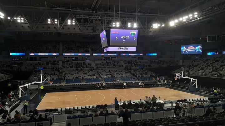 新援戈登，阿德耶米和比西乌入场亮相诺坎普（封面配图）